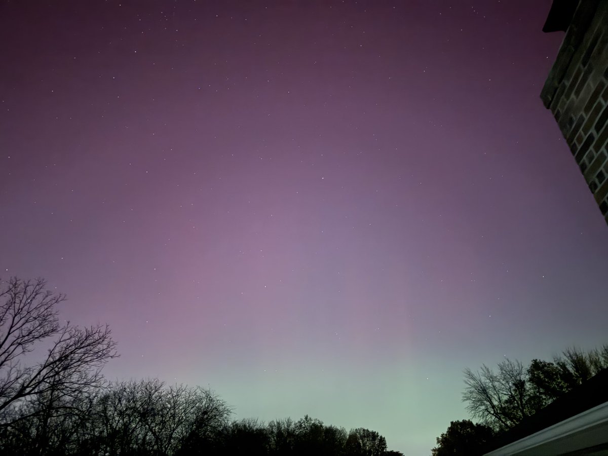 JohnnyMac454's tweet photo. @SunWeatherMan Blue Springs, Missouri awesome Aurora! First time to witness it in my life. 😎👍 https://t.co/iUBH4dwp4x
