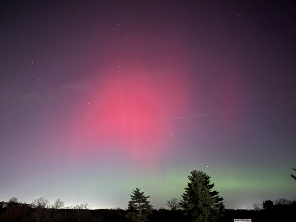 JohnnyMac454's tweet photo. @SunWeatherMan Blue Springs, Missouri awesome Aurora! First time to witness it in my life. 😎👍 https://t.co/iUBH4dwp4x