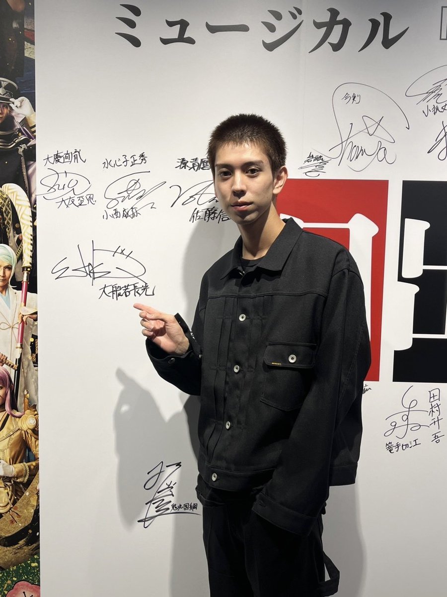 shibuya_25d's tweet photo. ミュージカル『刀剣乱舞』× SHIBUYA TSUTAYA
「目出度歌誉花舞 十周年祝賀祭」衣裳展

#大般若長光 役 #京典和玖 さんがシブツタにご来店🌟
ライブver.の衣裳を一度にご覧いただける貴重すぎる機会をお見逃しなく👀

📍ご予約はこちら
https://t.co/LlIFYLaoWq

#刀ミュinシブツタ
@waku_kyoten https://t.co/tEXklXXUA0