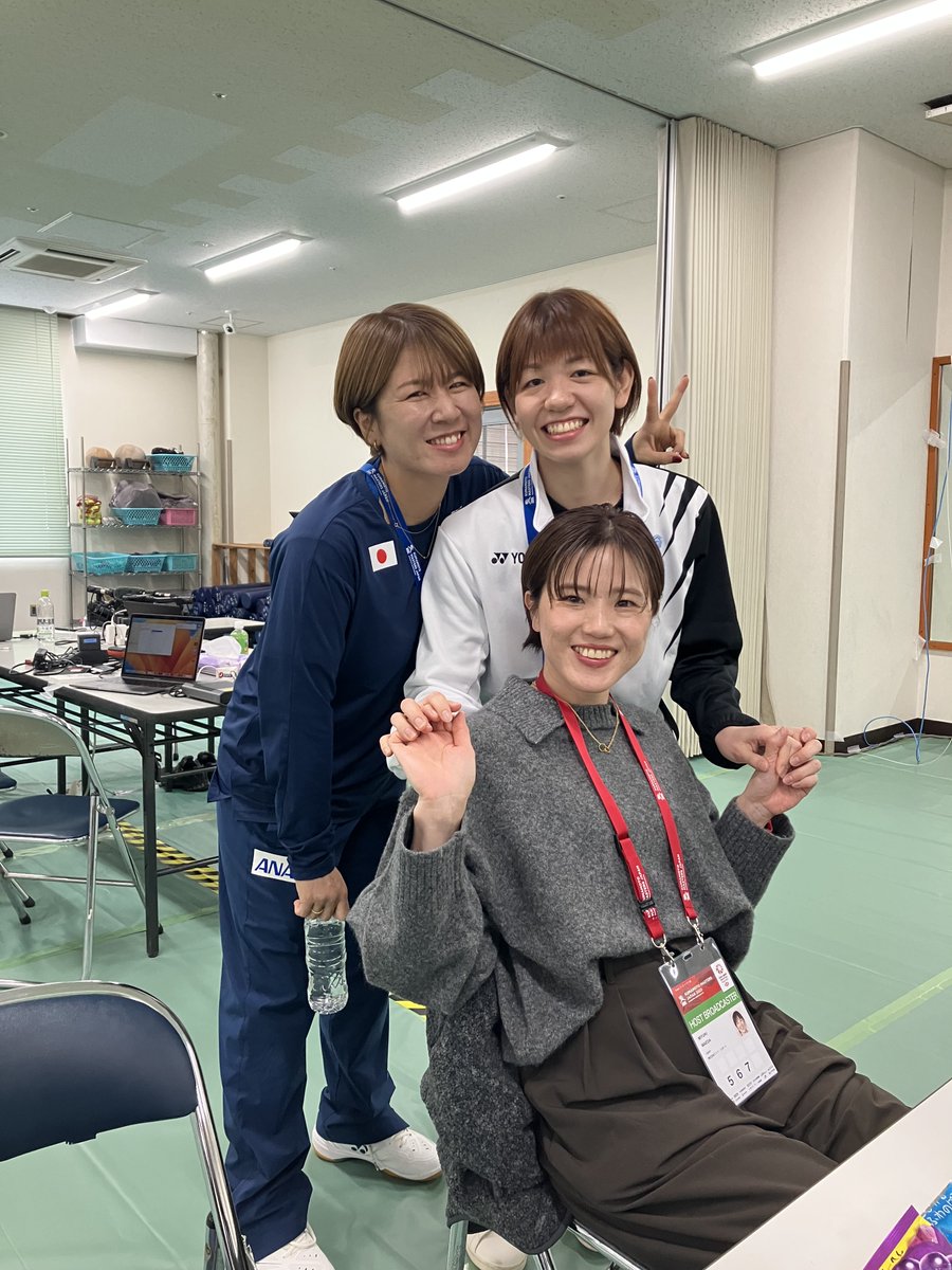 jsports_shuttle's tweet image. 熊本マスターズジャパン
控室での一コマ！！

廣田彩花選手＆藤井瑞希ナショナルチームコーチ＆現地にてレポートを担当して頂いている前田美順さん😍😍ほのぼの～～～

#バドミントン
#熊本マスターズ