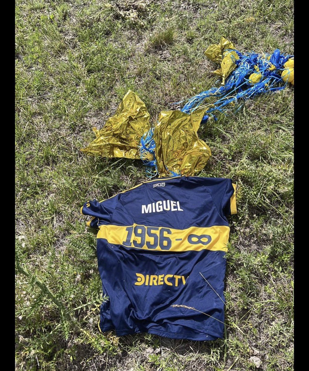 la12tuittera's tweet photo. 🇺🇾Apareció en URUGUAY la camiseta que lanzó #Boca al cielo por MIGUEL ÁNGEL RUSSO. 

📍Cayó en Cañada Nieto, en Soriano, donde viven solo 430 habitantes.

🔎"Un joven productor rural de Soriano trabajando en el campo se encontró con algo que brillaba, era la camiseta homenaje a Russo que Boca Jrs mandó al cielo en memoria al ex entrenador fallecido recientemente", contó @Pepe_Temperan, periodista uruguayo quien informó el hallazgo.