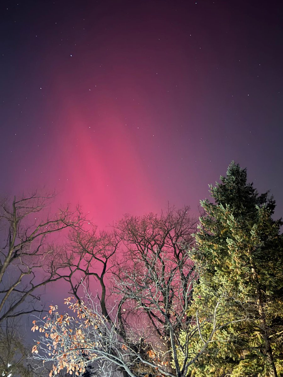 Las auroras boreales esta noche 1111 en suburbios al norte de #Chicago. 
Fotos <a href="/MEPonticiello/">Maria E Ponticiello</a>