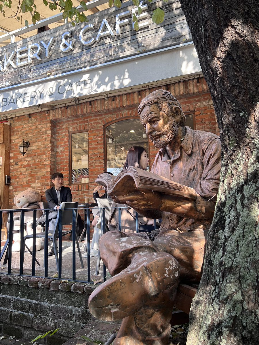 on my way for some serious Namjooning: about to visit some galleries and the Museum of Modern and Contemporary Art. But first a Queen’s Cake 🍰