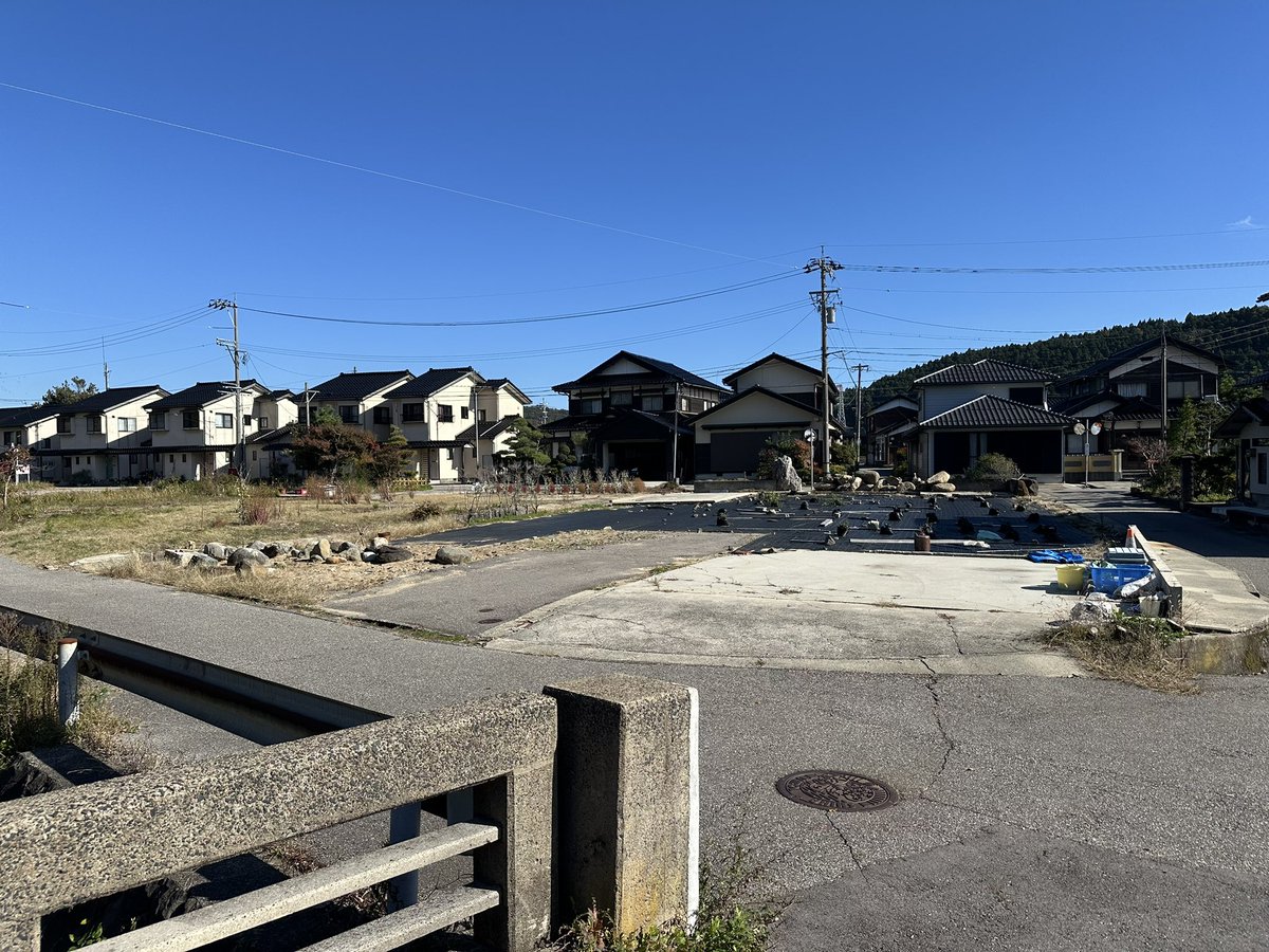 志賀町富来付近。
左が昨年2月1日、右が今日。
10月末の公費解体率97.3%の志賀町の状況。