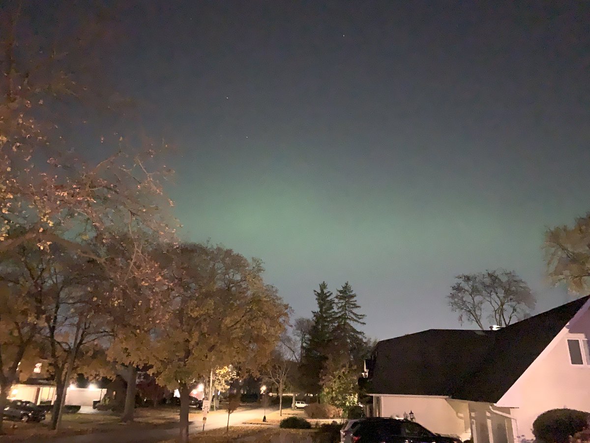 SkidmoreMSU's tweet photo. Aurora sighting!!!

Arlington Heights, IL 42°6′3″ N

Started about 8:05 PM. Lasted a good hour. 

@TamithaSkov @Vincent_Ledvina @TweetAurora @WickyDubs2 @barrybutler9 @CherylScottWX @accuweather @WeatherNation 

#AuroraBorealis #Aurora 
#AuroraWatch #NorthernLights #ILWX https://t.co/ZU7t093Orm