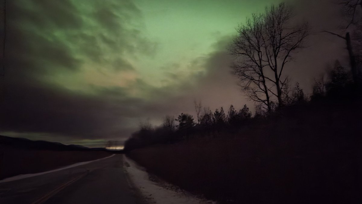 A little peek of the #Aurora through the clouds tonight in Vermont.