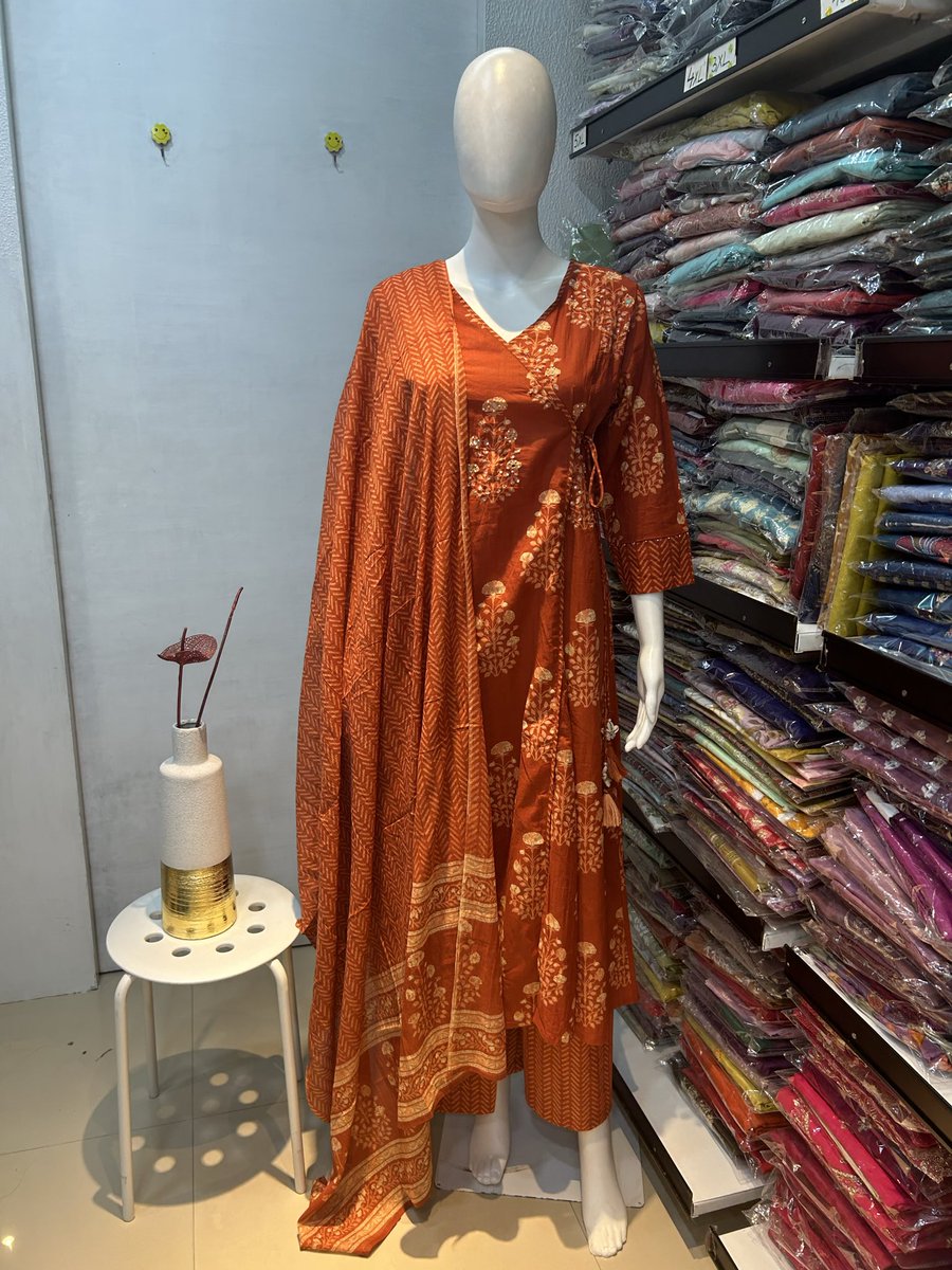 rangboutiqueby's tweet image. New in! Cotton Angrakha set with flared kurta, dupatta &amp;amp; palazzo—comfort, elegance, and festive flair! Visit us or WhatsApp to order.
#Ahmedabad #EthnicWear #KurtiSet #DailyToFestive #ShopLocal