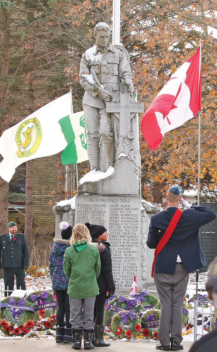 PHOTO GALLERY: Petrolia pauses on Nov. 11 petrolialambtonindependent.ca/2025/11/11/pet…