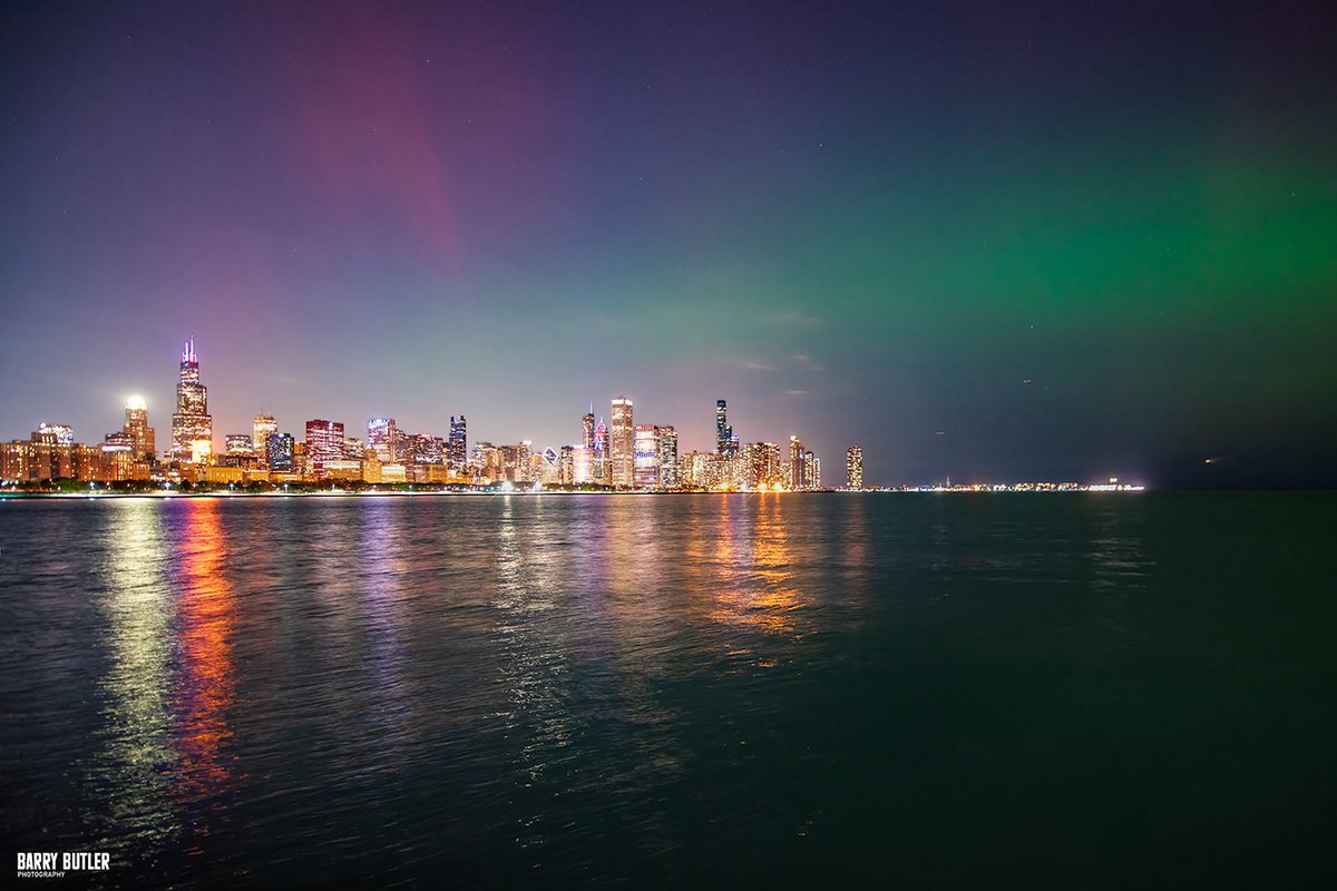 Another view of Northern Lights tonight in Chicago #weather #news #ilwx