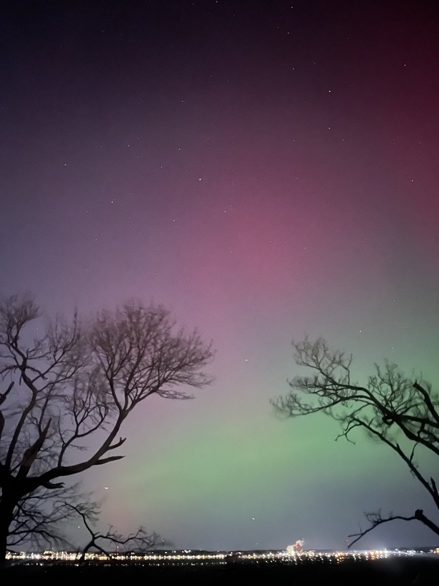OnlyInBOS's tweet image. A powerful solar storm lit up the skies across Massachusetts tonight — with the Northern Lights visible from the North End to Harvard Square.

💜

📸: @deanna02152 @alxandra_king