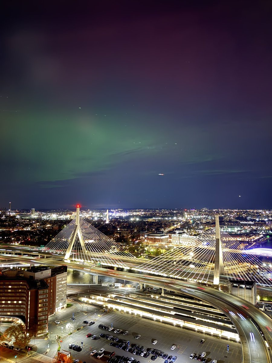 OnlyInBOS's tweet image. A powerful solar storm lit up the skies across Massachusetts tonight — with the Northern Lights visible from the North End to Harvard Square.

💜

📸: @deanna02152 @alxandra_king