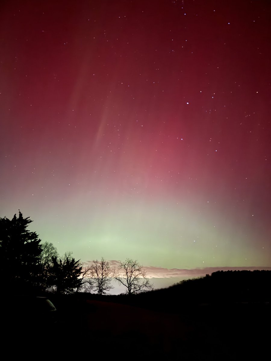 Zachimia's tweet photo. Holy crap. I saw that in Iowa tonight around 9:15 to 9:45pm.
#northernlights https://t.co/g9d9jluwmI