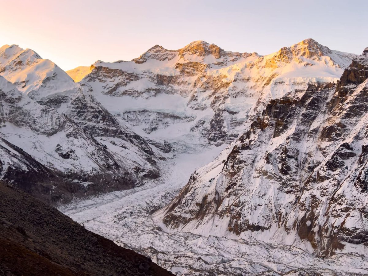 Vic_k_ey's tweet image. Mesmerizing early morning view ...

#GoodMorning #Pals 🌄🍀🐦
Wish you a flourishing #Wednesday
Warm regards🌲🌹🙏

#IncredibleIndia 🇮🇳- The view that once seen gets etched on one&apos;s psyche.. The first light of the sun on Kanchenjunga peak as seen from Sandakphu, #WestBengal...