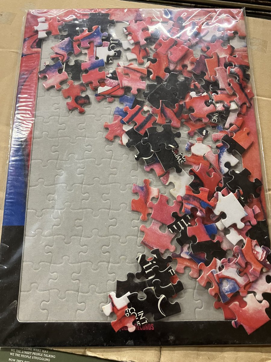 キング・クリムゾン『クリムゾン・キングの宮殿』のジャケ(たぶん)パズル、全ピース揃っているか確認するために一度完成させなくてはいけないのですが、激ムズ過ぎて誰も手をつけないまま放置されています。ものすごく暇な人、退屈しているお子さんをお持ちのご家庭ありましたら遊びに来てください！