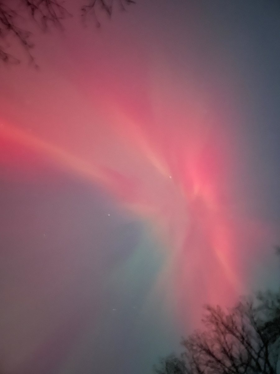 MNStephanie's tweet photo. Northern lights! Pinks were visible without a camera #northern lights # bucket list #Minnesota https://t.co/WE1zwO4Nvk