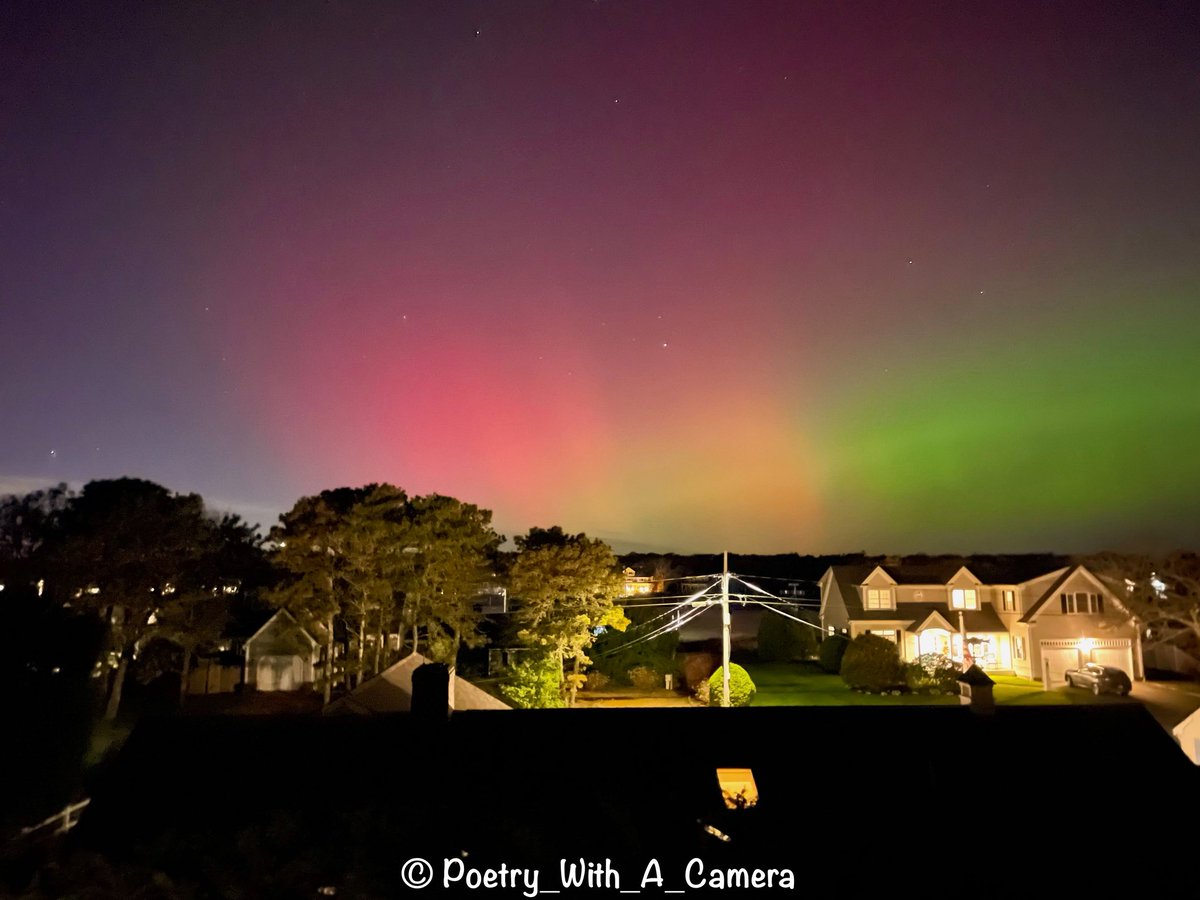 PictureCatcherB's tweet image. A couple photos from West Dennis on old Cape Cod.  Left at 10 and right photo at 9.  #gma #northernlights #capecodtimes