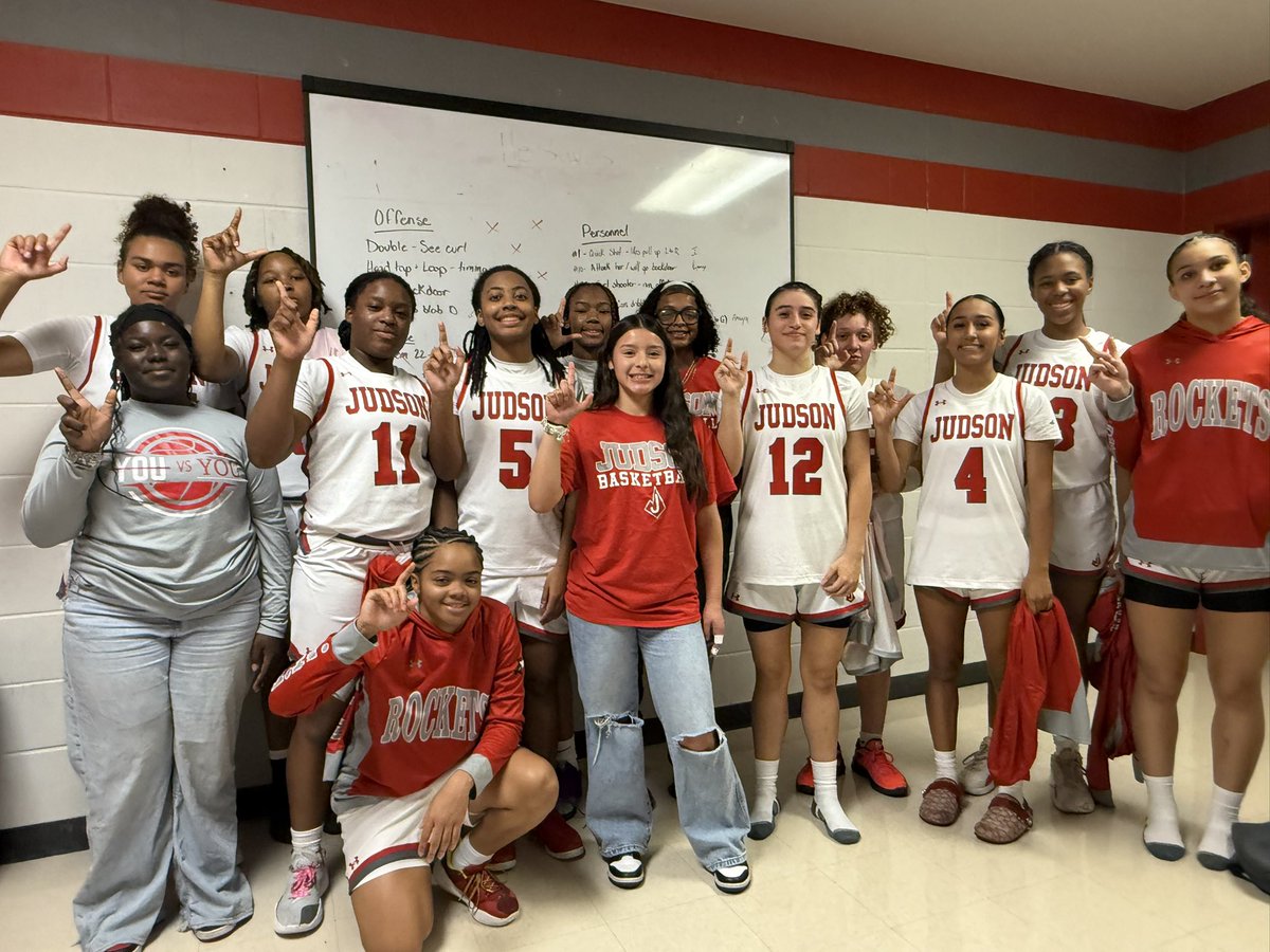 Great TEAM win and we got to celebrate with our future Rocket Raven who was our honorary ball girl! 🚀 Brooklyn Hawkins led with 12 pts and 12 rebounds followed by <a href="/Charlie2shifty1/">Charlie Garcia</a> and <a href="/Anayaw3k/">Anayaw3k</a>  who both scored in double digits! Keep it going ladies! 
#FutureRocket #RocketPride