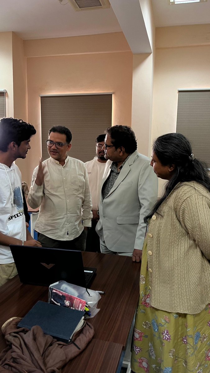 nift_bhopal1's tweet image. The AR-VR class of Sem 7, Fashion Communication, #NIFTBhopal hosted an exhibition of projects from a week-long ICT by Dr. K.K. Babu, Asst. Prof., NIFT Hyderabad.
Students explored AR/VR in retail industry. Mr. Akhil Sahai, Director, appreciated their work &amp;amp; vision.
#NIFT #ARVR