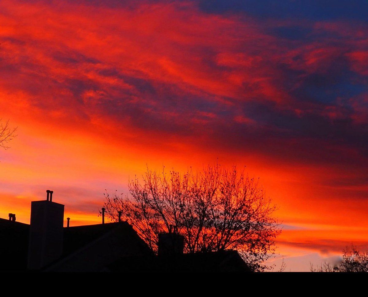 Azul_320's tweet image. Sitting on the porch. Beautiful colors this evening.