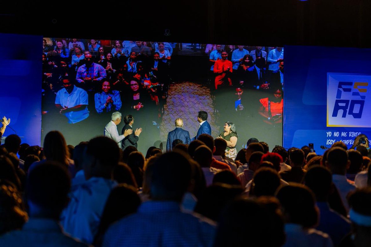 DavidColladoM's tweet image. Dos salones llenos de jóvenes de las universidades @UNPHURD, @intecrd, @unicariberd y @PUCMM vivieron este encuentro que marcó historia.
Porque cuando los emprendedores se unen, el país avanza.
