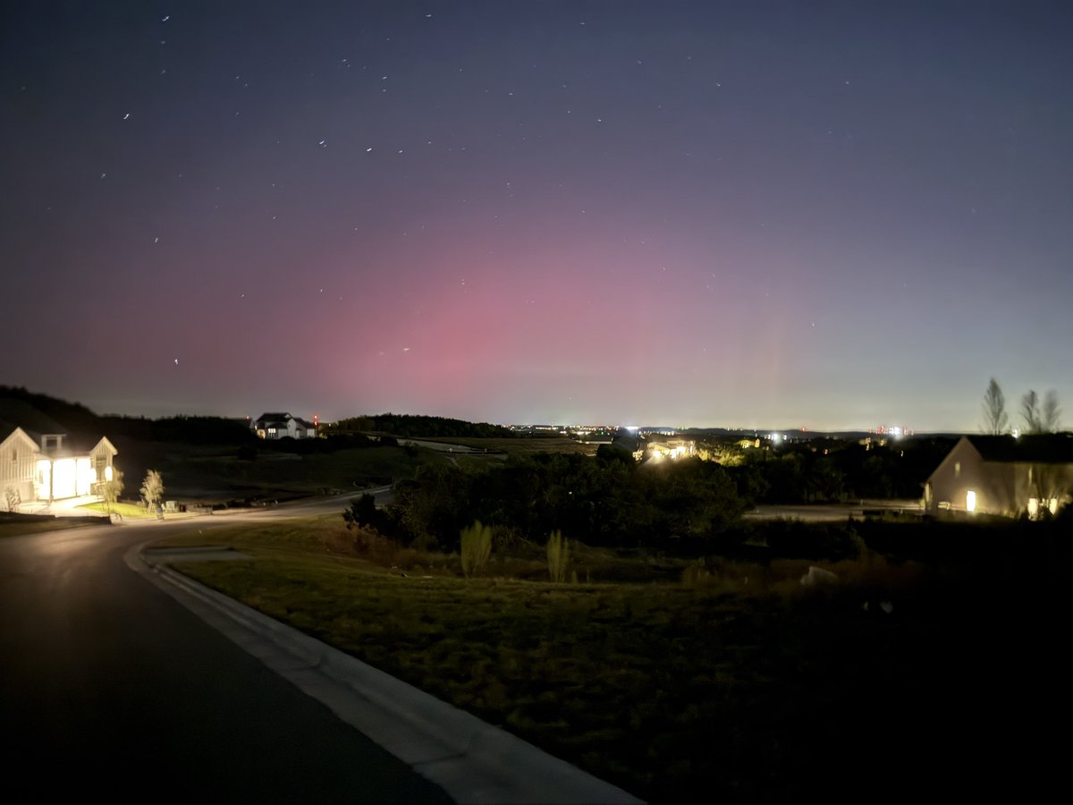 oxygenJCF's tweet image. Never thought I’d see the northern lights so well in Texas 😱