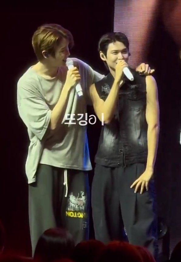 LilStonnie_'s tweet photo. เข้าใจนางเนาะ นางสูง 180 ก็สูงมากแล้ว พอเจอเพื่อนปีเดียวกันที่สูง 186 นางได้กินนมก่อนเพื่อนตั้ง 6 เดือน แถมเพื่อนออกกำลังกายจนหุ่นเท่ขนาดนั้น ชีจะบอกว่าซองชานตัวใหญ่เหมือนยักก็ไม่แปลกในมุมของนาง 55555 https://t.co/gLTyaOChSg