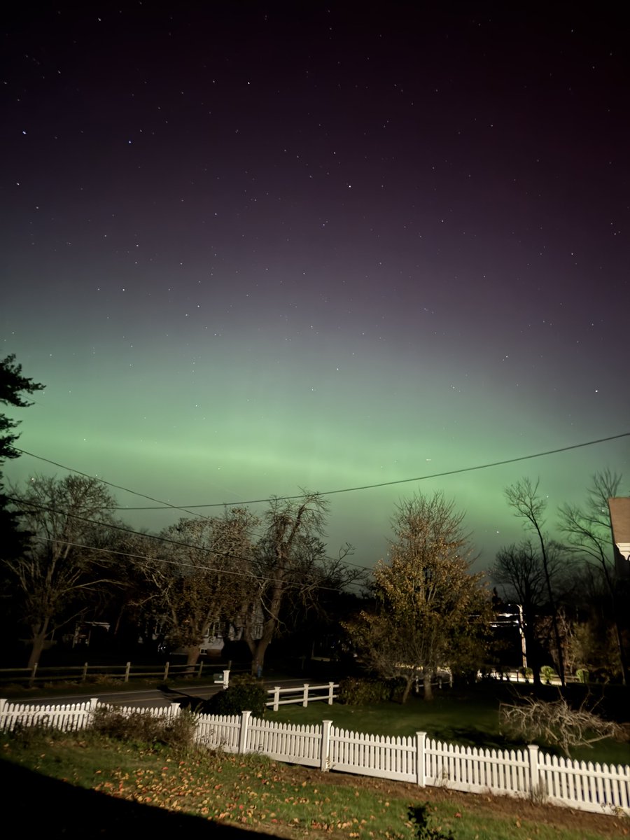 10:50pm-11pm, that green arc is freakin pretty, reached KP9… #Auroraborealis #northernlights