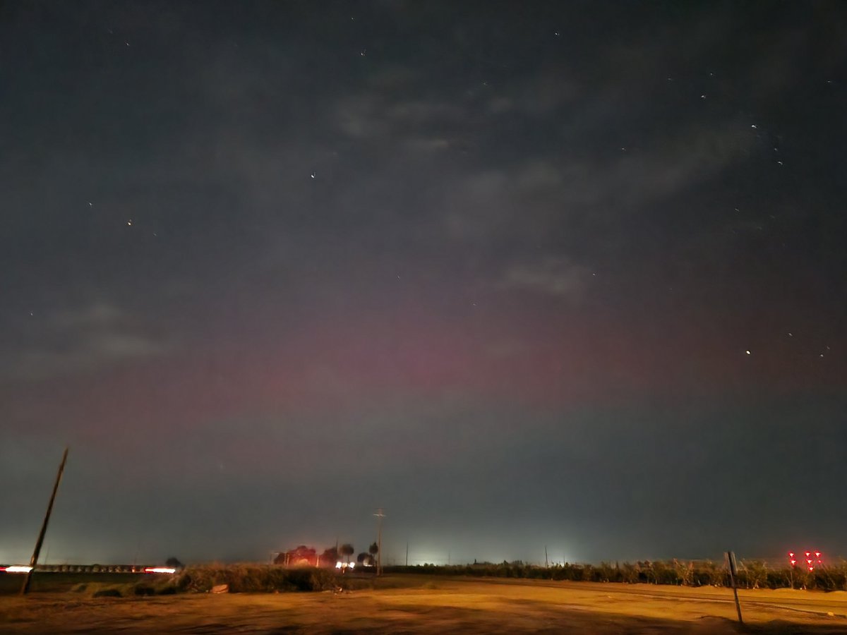 7MVT485's tweet photo. @rawsalerts faint northern lights from california ! https://t.co/1FBENKy53L