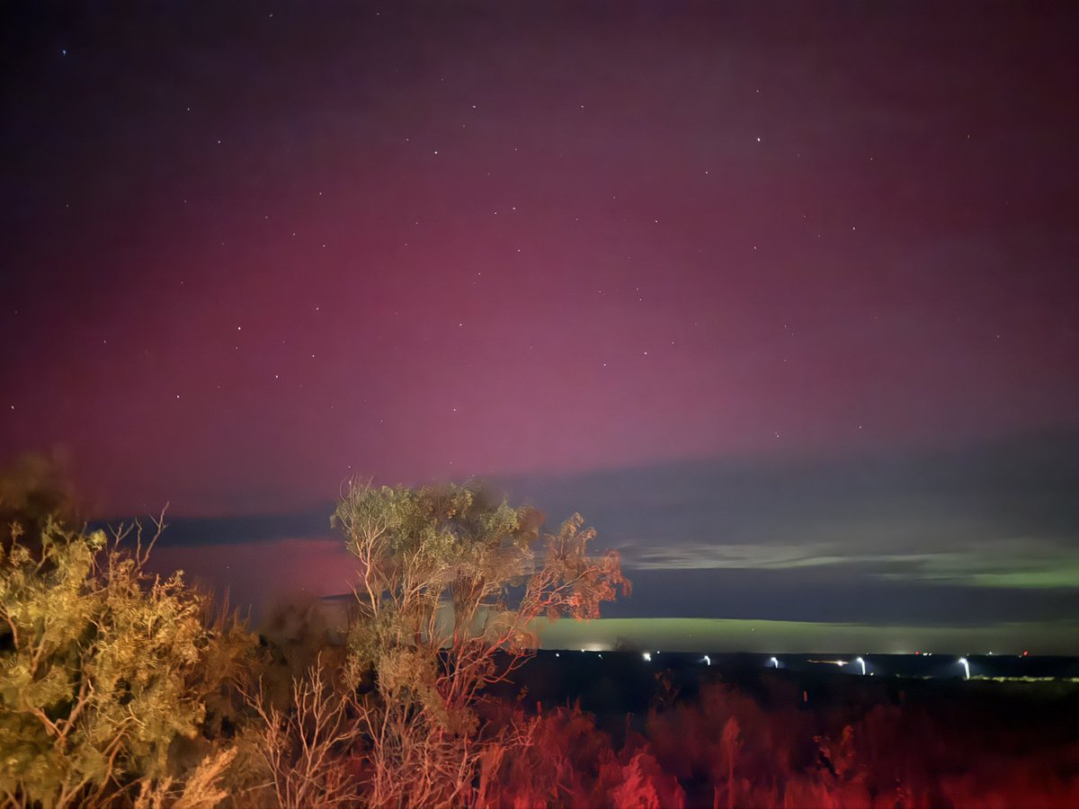 JoAchWx's tweet image. Captured these STUNNING images from the Texas Panhandle just north of Bushland, Texas. 

#NorthernLights #Texas #Amarillo #Panhandle #Weather