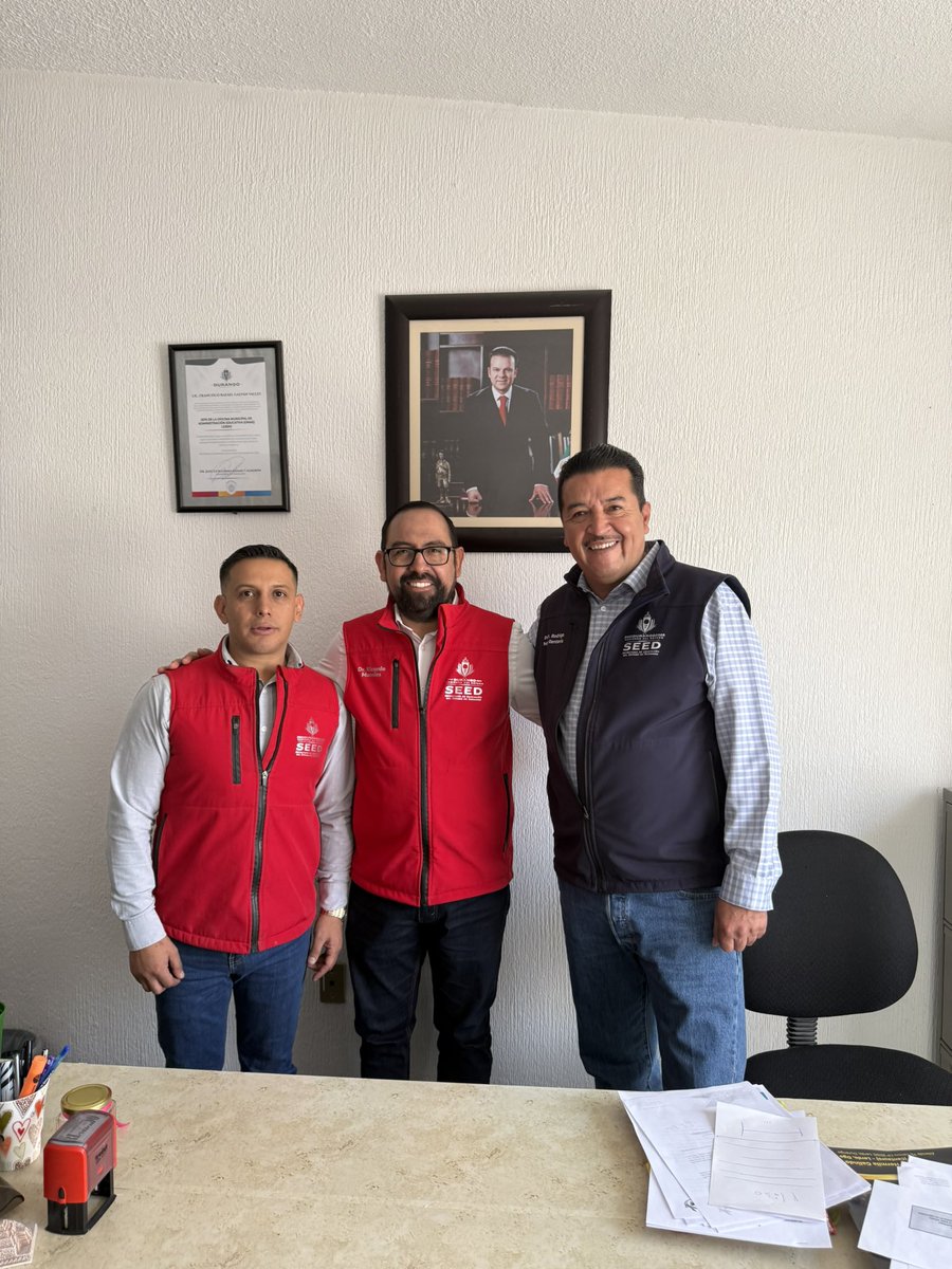 Invertir en educación no es un gasto sino una inversión, el día de hoy entregamos a nombre del Gobernador Dr. <a href="/EVillegasV/">Esteban Villegas V.</a> material y equipamiento para 13 escuelas de educación básica de la Laguna a fin de fortalecer el quehacer educativo en Durango