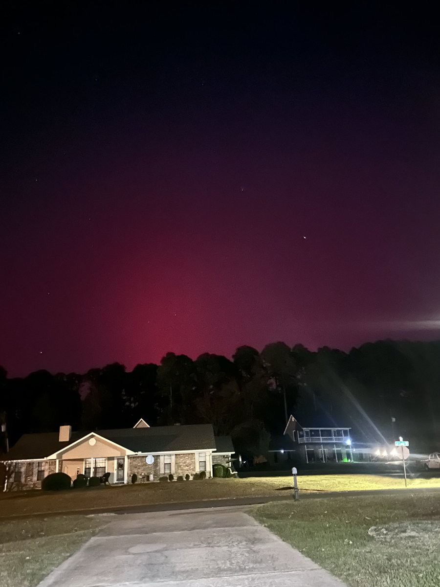 theseanthadon's tweet photo. northern lights in north louisiana https://t.co/gRKxoatNPj