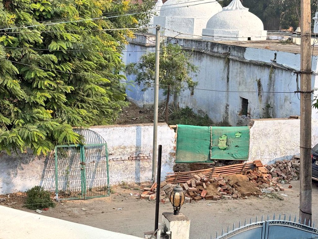 जवाहर नगर खंदारी (थाना न्यू आगरा) स्थित इस मस्जिद का कॉलोनी कि ओर नया गेट बनाने का कार्य अनाधिकृत रूप से चल रहा है, जिस कारण कालोनी में रोष व्याप्त है, जबकी कालोनी में एक भी घर समुदाय विशेष का नहीं है। <a href="/agrapolice/">POLICE COMMISSIONERATE AGRA</a> कृपया तत्काल संज्ञान लीजिए, कहीं माहौल खराब ना हो जाए
<a href="/Uppolice/">UP POLICE</a>