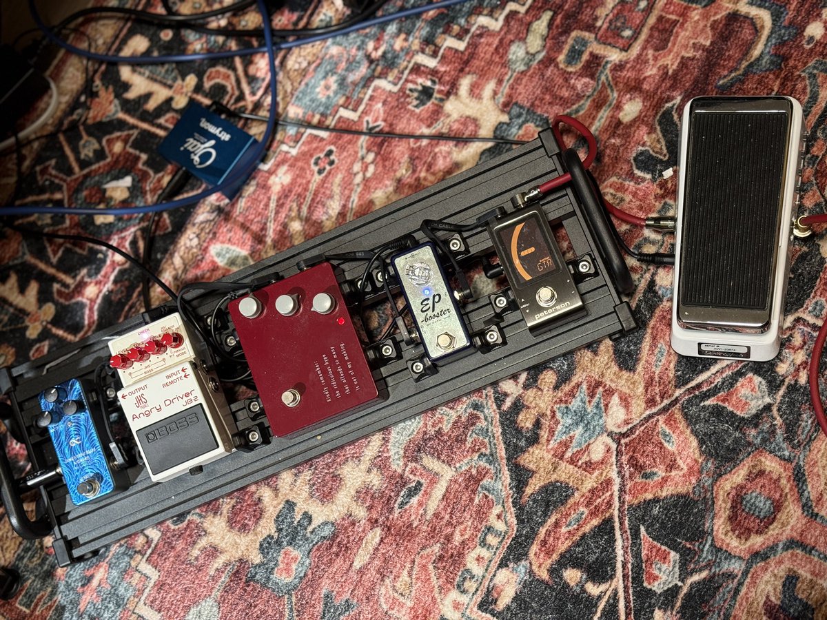 toshi12notes's tweet image. 歪みも新しく色々試してみましたが、やっぱりJB-2が落ち着くのです。セットとしてはこんな感じ。JB-2のパラレルモードがないと生きていけない身体になりました… #BOSS #JB2 #angrydriver #efx