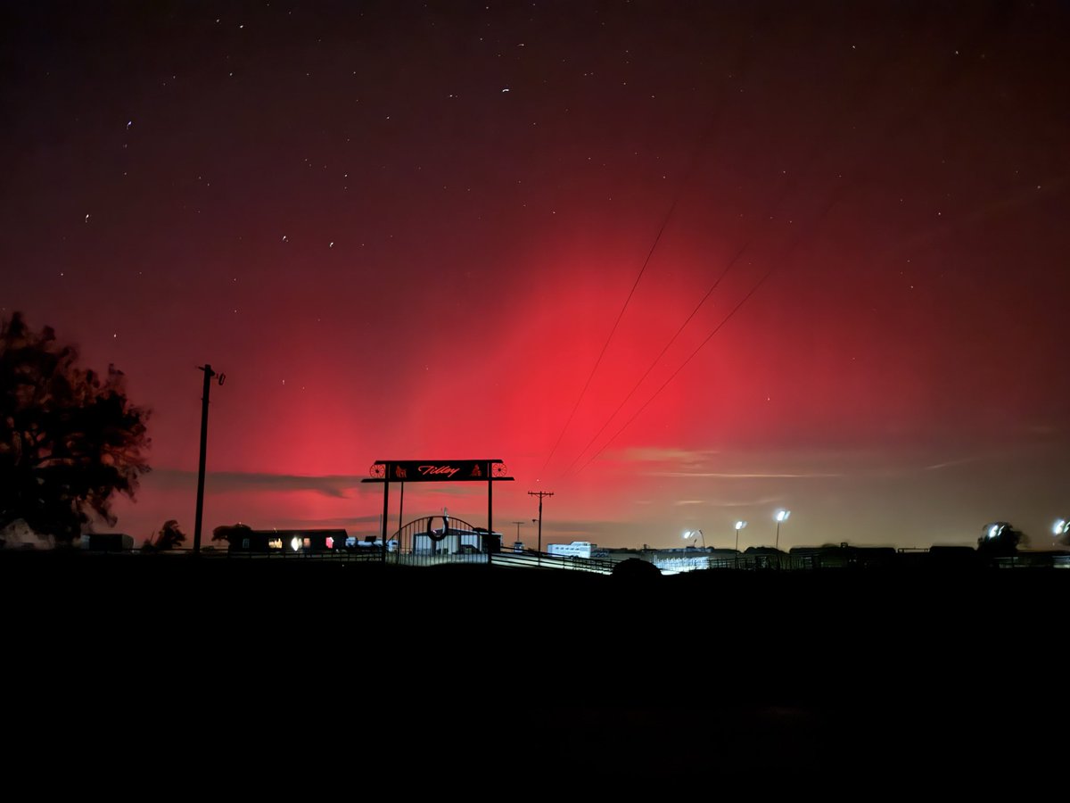 jhicks869's tweet photo. Just a couple of photos of the northern lights here in southern Oklahoma!!! Beautiful sight!!! https://t.co/cGuFSo6TNg