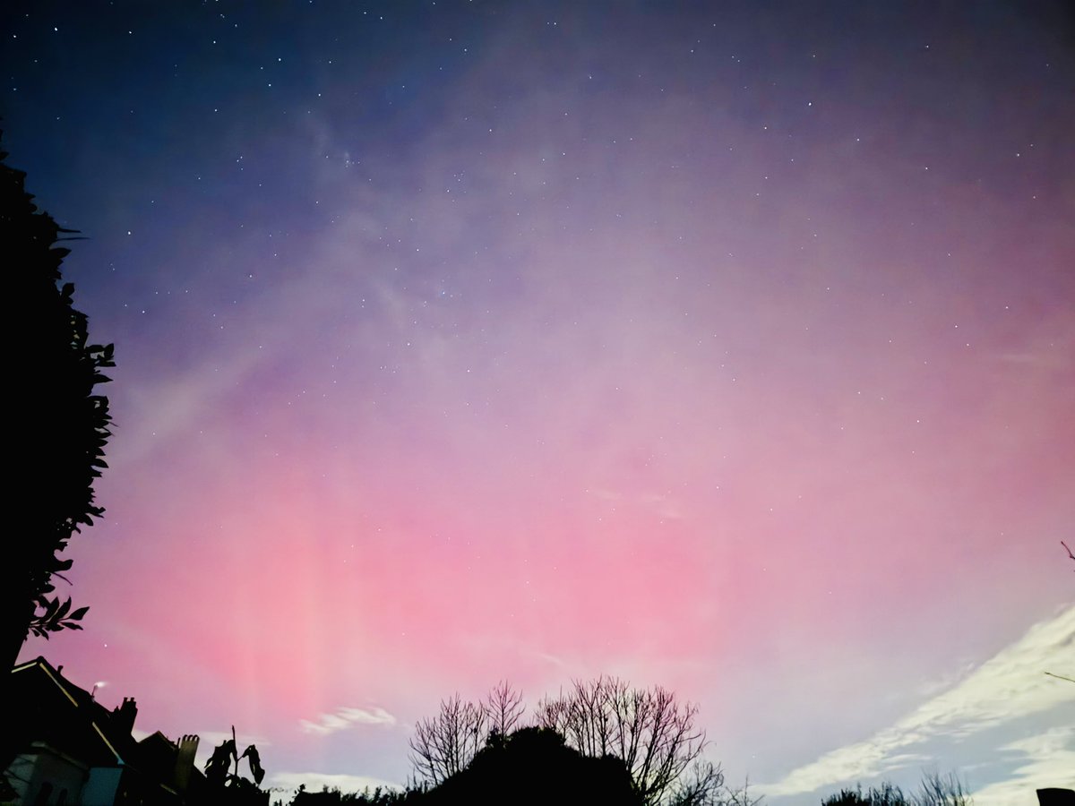 ChmMini's tweet photo. #vrtweer 
@frankdeboosere
@sabinehagedoren
@DoediesZot
@meteoBram
#noodweerbenelux 
#northernlights
Wanneer die notificaties op je scherm poppen…🤩 Chinni Mei-1500 Halle- tussen 4u29 en 4u49 https://t.co/qi1SGxn2KO