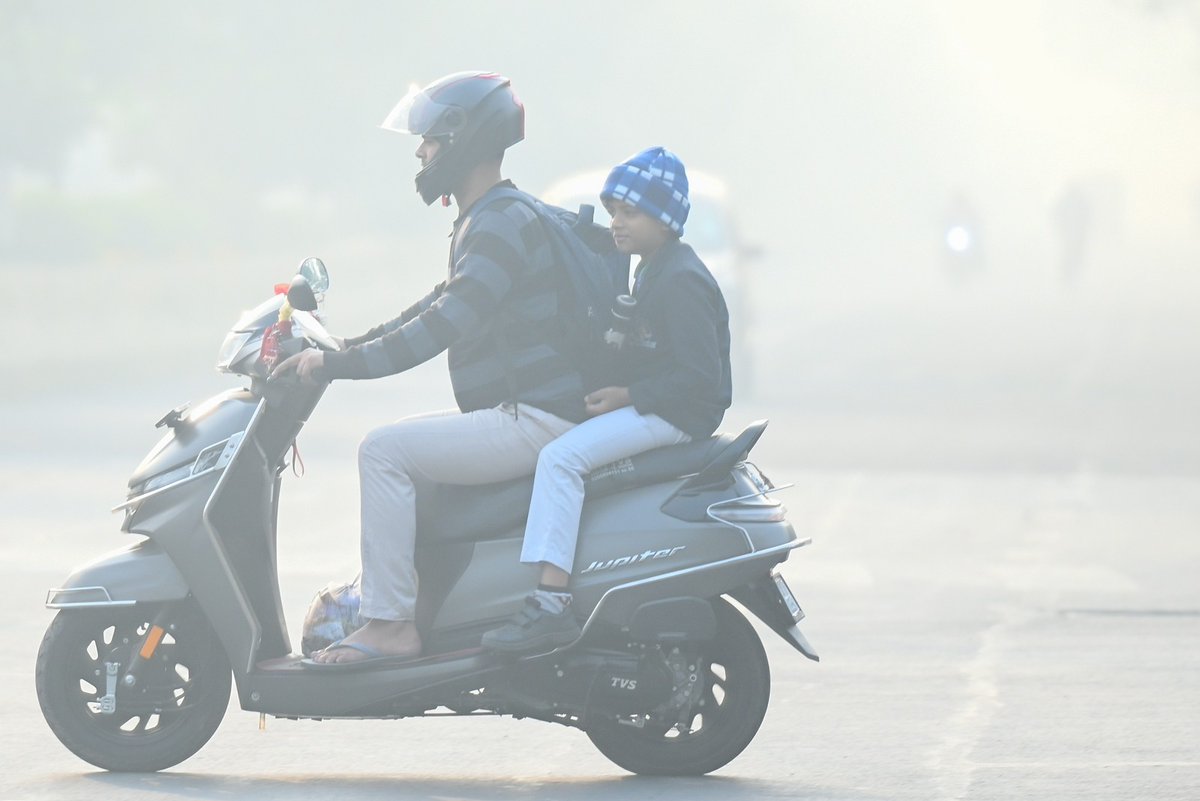 htTweets's tweet photo. #InPhotos | Students make their way to school on a cold, smog-filled morning as air pollution levels rise, with Noida recording a hazardous AQI of 406 on Wednesday, November 12, 2025. 

Swipe 👈🏻 to see pics

📸: Sunil Ghosh/Hindustan Times https://t.co/LgS7ZDXxJq