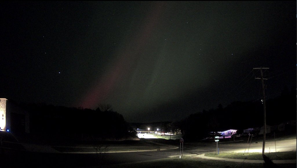 MNCloudProject's tweet image. Looks like a shelf cloud made of light on the Faribault Weather Cam right now. 

#mnwx #spaceweather #aurora

youtube.com/watch?v=rjpTdd…