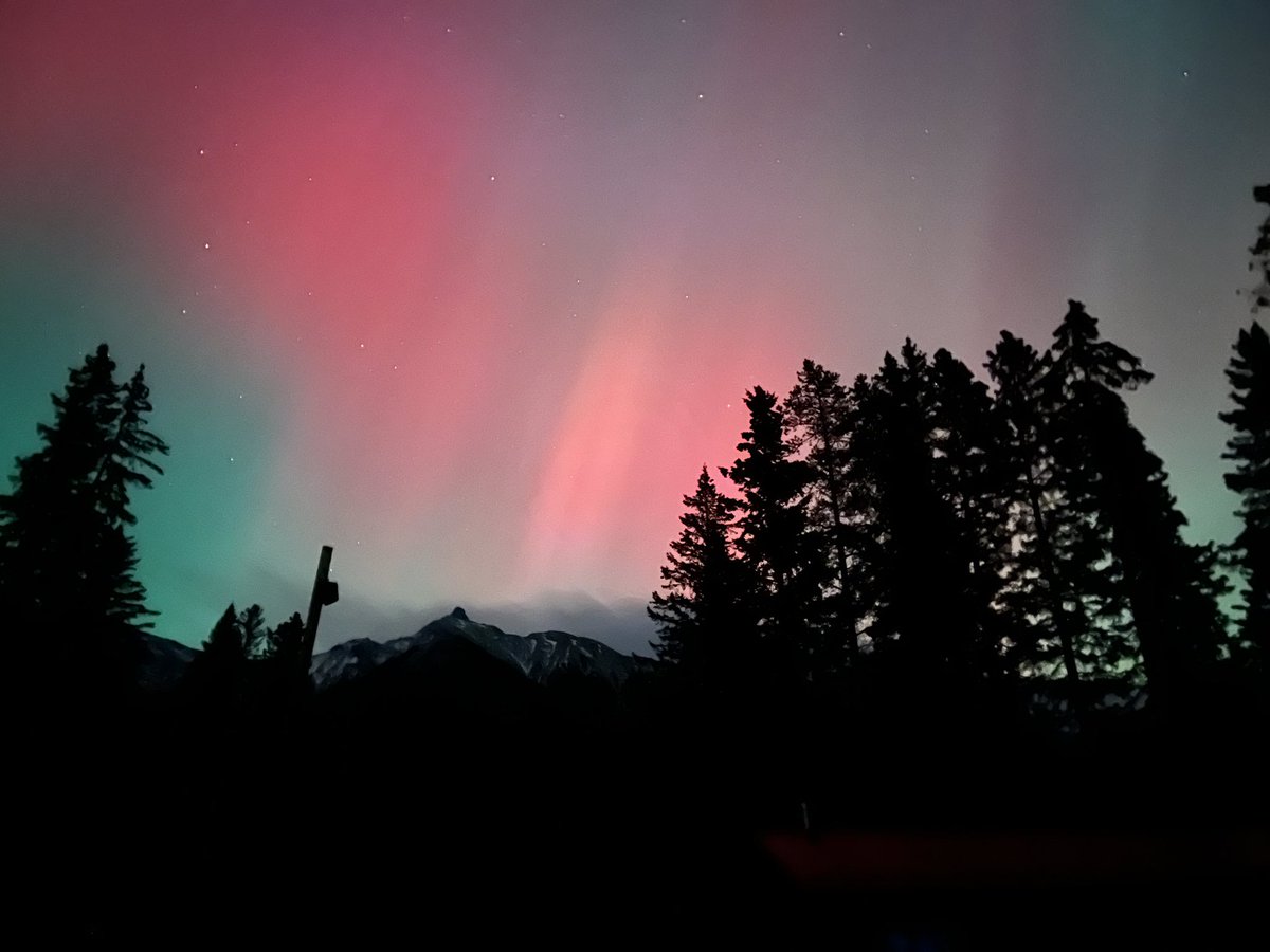 RyderDAR's tweet image. There be aurora at my house tonight.