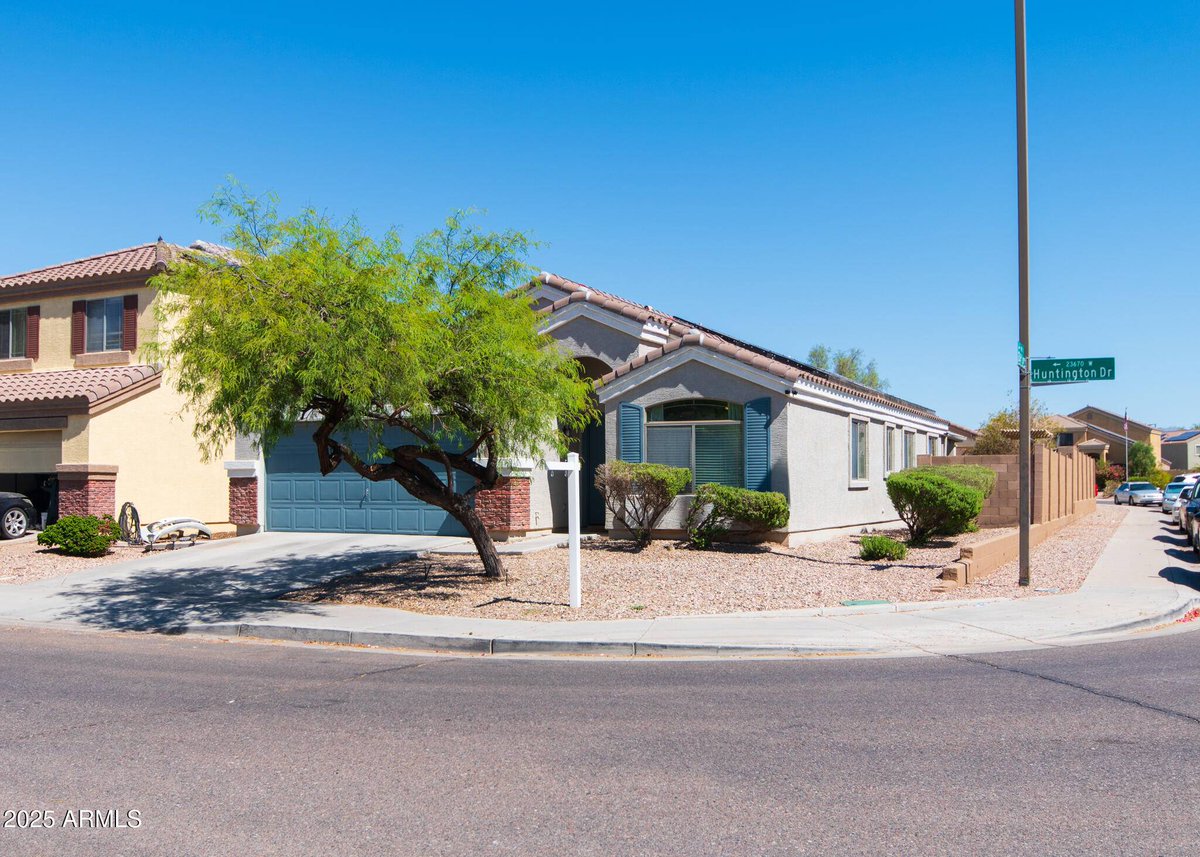 RonAzRealtor's tweet image. Buckeye! 3 bed, 2 bath, vaulted ceilings &amp;amp; a dreamy kitchen with granite &amp;amp; stainless steel. Relax in a backyard oasis with extended patio. Solar keeps bills low!  

Details: …enixhomesinarizonawithclausenteam.com/d8rdwvev 
#NewListing #BuckeyeAZ