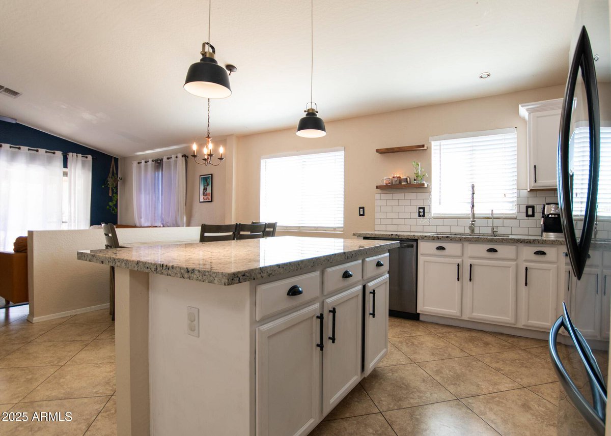 RonAzRealtor's tweet image. Buckeye! 3 bed, 2 bath, vaulted ceilings &amp;amp; a dreamy kitchen with granite &amp;amp; stainless steel. Relax in a backyard oasis with extended patio. Solar keeps bills low!  

Details: …enixhomesinarizonawithclausenteam.com/d8rdwvev 
#NewListing #BuckeyeAZ