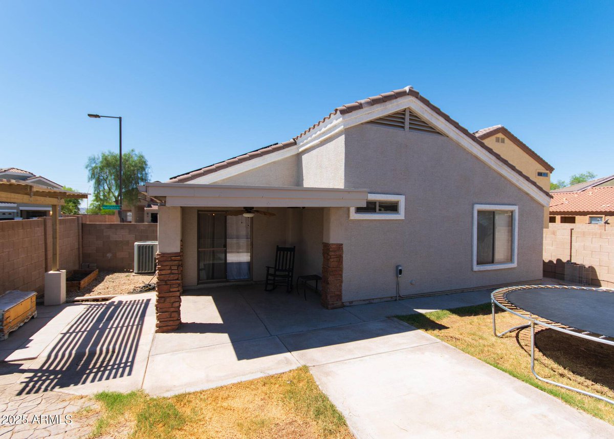 RonAzRealtor's tweet image. Buckeye! 3 bed, 2 bath, vaulted ceilings &amp;amp; a dreamy kitchen with granite &amp;amp; stainless steel. Relax in a backyard oasis with extended patio. Solar keeps bills low!  

Details: …enixhomesinarizonawithclausenteam.com/d8rdwvev 
#NewListing #BuckeyeAZ
