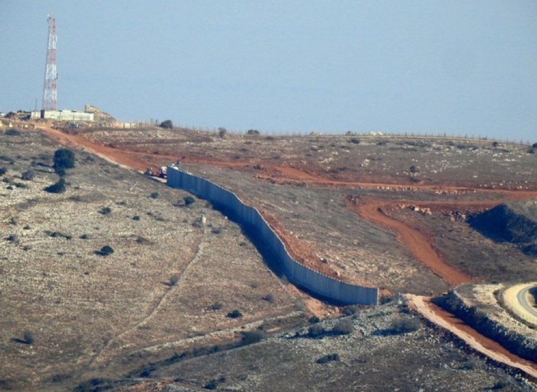 MEdecoded's tweet photo. 🇱🇧 Inside Occupied territories 

The evil entity begins the work to build the wall inside the leabanan which were occupied newly https://t.co/7TcWMLjOUn
