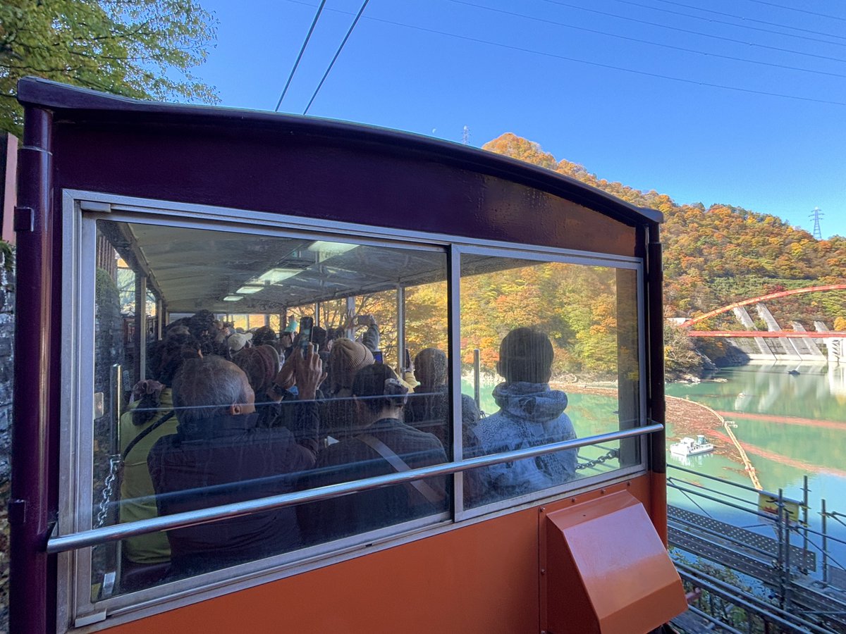 torokkodensya's tweet image. 本日の黒部峡谷トロッコ電車🍁
今週末まで天気も良さそうで〜す☀️

紅葉に色付く黒部峡谷が、皆さまのお越しをお待ちしていまーす😃

#黒部峡谷トロッコ電車