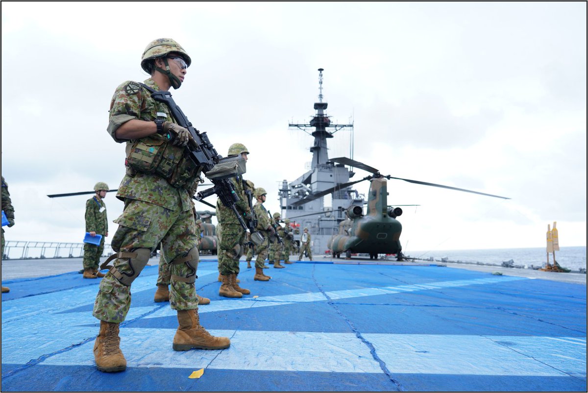 jgsdf_gcc_ardb's tweet image. 【０７ＪＸ：連隊上陸隊①】
＃第２水陸機動連隊上陸隊 は、海上自衛隊の輸送艦「くにさき」の艦上において実弾射撃訓練を実施しました。水陸両用作戦における作戦準備の一環として火器の状態を確認するために実施したものです。連隊は引続き各種事態に対応するため、日々その実力を培っていきます。
