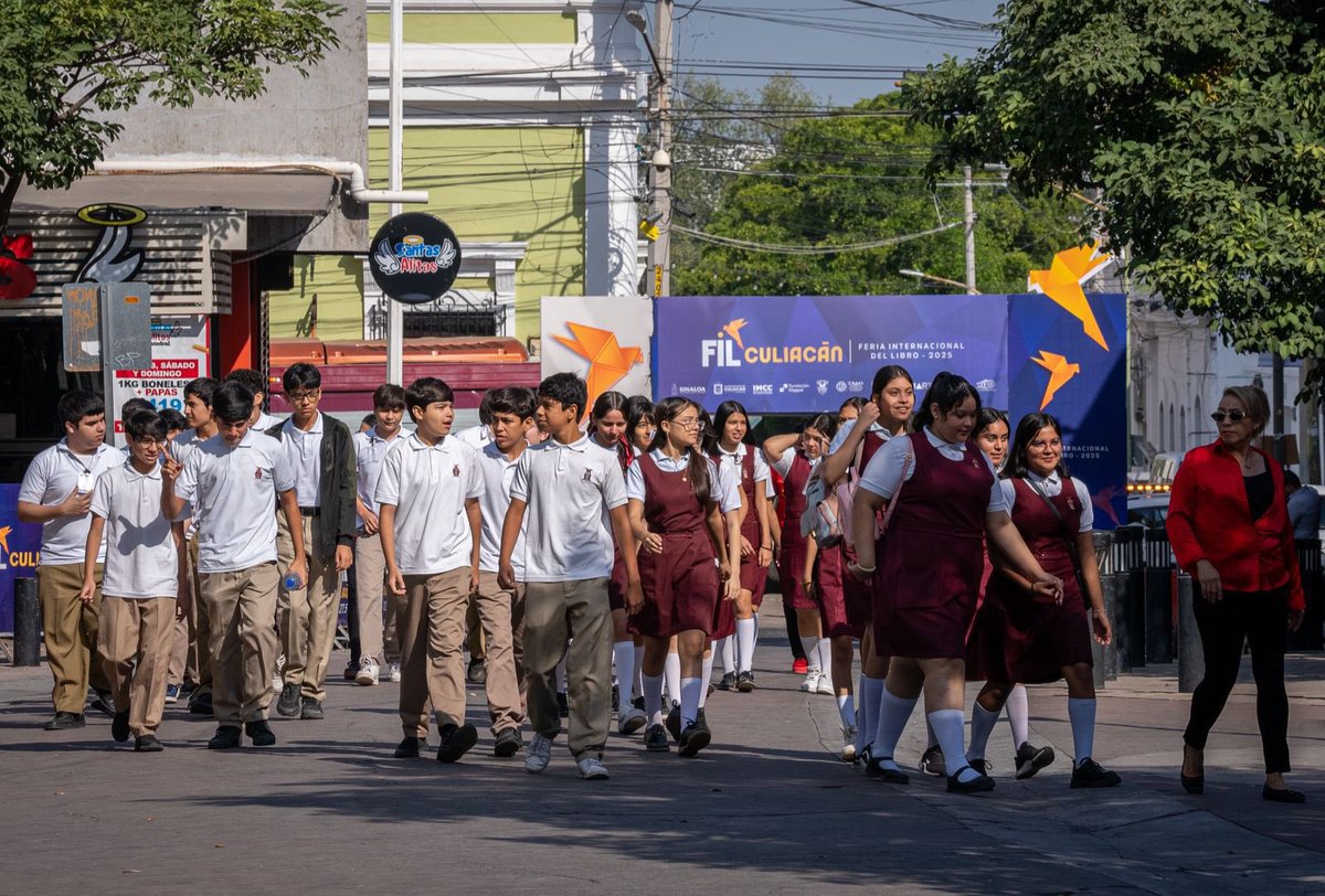 Hay días que no solo se leen… se viven.

Así transcurrió el segundo día de la 𝘁𝗲𝗿𝗰𝗲𝗿𝗮 𝗲𝗱𝗶𝗰𝗶𝗼́𝗻 𝗱𝗲 𝗹𝗮 𝗙𝗜𝗟 𝗖𝘂𝗹𝗶𝗮𝗰𝗮́𝗻 𝟮𝟬𝟮𝟱: entre presentaciones literarias, canto, ópera, y la sonrisa de quienes descubren el asombro en una página. 📃 

Agradecemos
