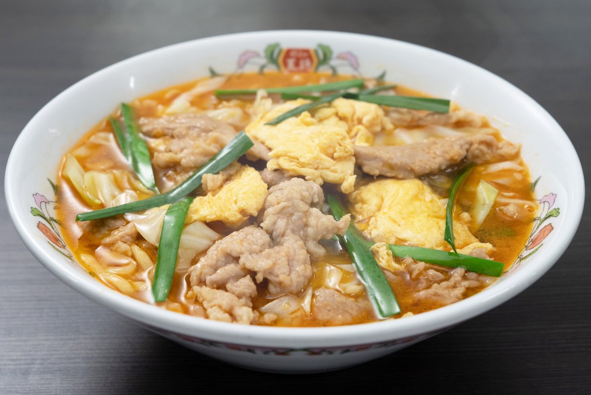 豚辛ラーメン】 ピリ辛なスープに旨味がぎゅっと詰まって、ふわふわ