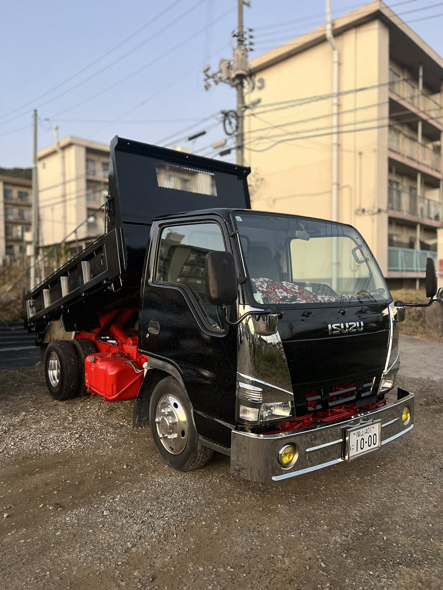 mayachan0426's tweet photo. ボディもシャーシも全ラメ✨

車屋さ���に綺麗にやってもらうのが1番良いけど、自分なりに色々考えて作ると味が出てまたそれも良い！
何とか形にしましたご覧あれ🤌

 #PMエルフ
 #いすづ
 #全ラメ
 #デコトラまでの道のり https://t.co/JxLbo8K5wQ