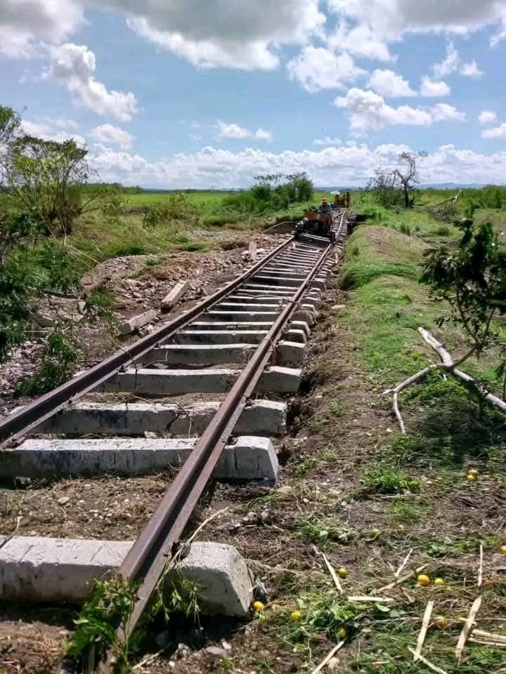 DpTransporte's tweet image. Desde #TransportEspirituano nuestro reconocimiento a todo el gremio  ferroviario que, en estas horas críticas, trabaja sin descanso para devolverle la normalidad a nuestro oriente. el futuro se construye con ganas y acción. 
#FuerzaCuba #TransporteCuba