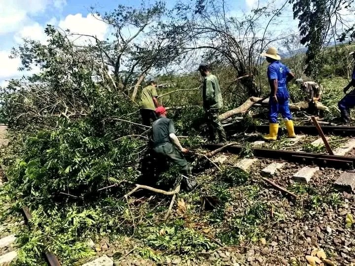 DpTransporte's tweet image. Desde #TransportEspirituano nuestro reconocimiento a todo el gremio  ferroviario que, en estas horas críticas, trabaja sin descanso para devolverle la normalidad a nuestro oriente. el futuro se construye con ganas y acción. 
#FuerzaCuba #TransporteCuba