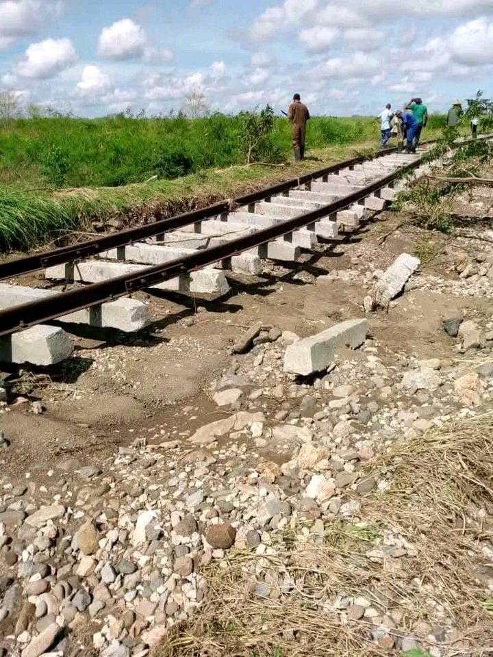 DpTransporte's tweet image. Desde #TransportEspirituano nuestro reconocimiento a todo el gremio  ferroviario que, en estas horas críticas, trabaja sin descanso para devolverle la normalidad a nuestro oriente. el futuro se construye con ganas y acción. 
#FuerzaCuba #TransporteCuba